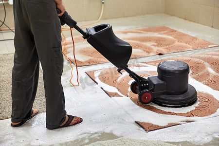 使用专业圆盘机进行地毯化学清洗。