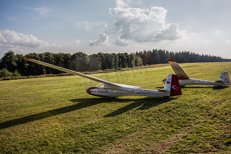 草地上的螺旋桨飞机