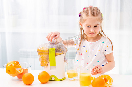 一起喝果汁摄影照片_孩子和橘子一起工作