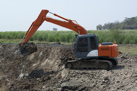 挖掘机正在挖井。