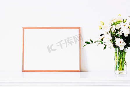白色家具上的玫瑰金框架、豪华家居装饰和模型设计、海报印刷和可印刷艺术、网上商店展示