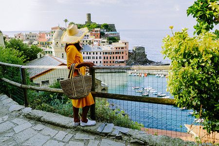 意大利五渔村 Vernazza 风景如画的沿海村庄。