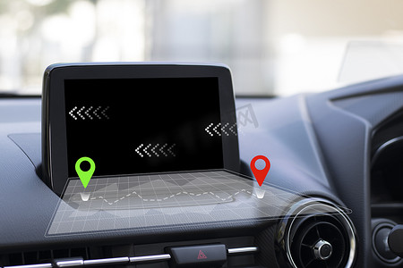 车内的 GPS 设备用于指示前往所需目的地的方向。