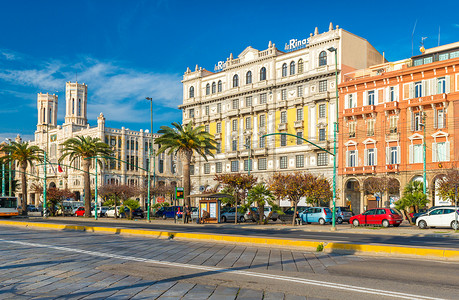 1月1日摄影照片_撒丁岛卡利亚里 — 2016年1月2日，意大利：主要街道（罗马路）景观、市政厅和“la Rinascente”百货商店景观