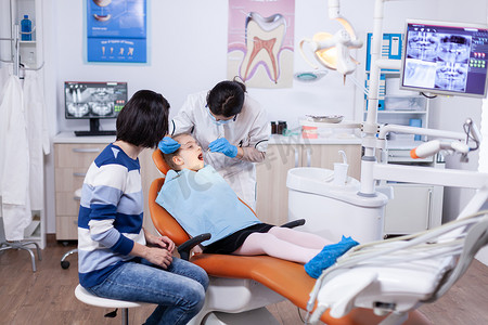 在牙科办公室接受治疗的儿童患者