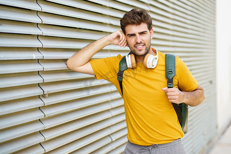 城市背景中戴耳机的年轻人