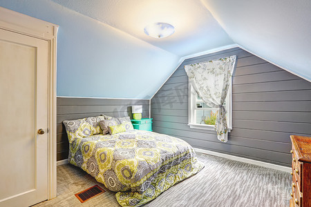 床木板摄影照片_有拱形天花板和木板镶板墙的卧室