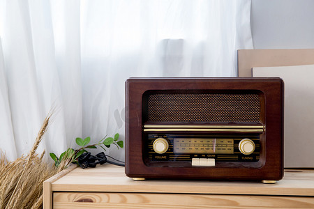 木柜上有架子的老式收音机