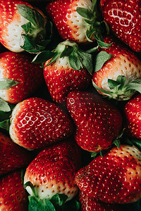 一堆草莓的特写，具有健康方面、健康方面的食物背景