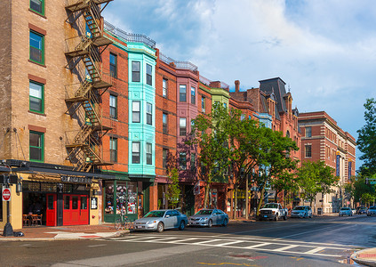 波士顿 — 2016 年 6 月，美国：雨后波士顿典型的后湾街道、传统建筑风格的旧砖房和停在附近的汽车