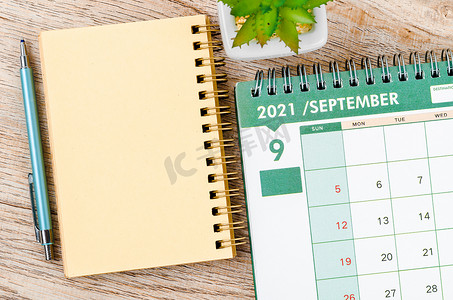 2021 年 9 月台历和带小植物的日记