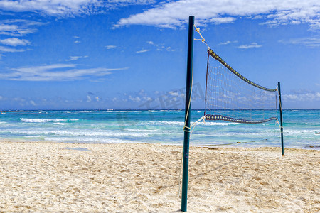 热带海域荒芜沙滩上的排球网。