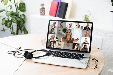 许多年轻人和老年人的肖像面孔在网络摄像头中观看，同时参加由商人领袖主持的视频会议在线会议。