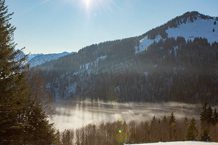 冰雾气摄影照片_在龙疆的雾气之上与瑞士阿尔卑斯山