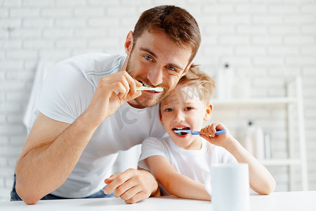 爸爸和小儿子一起刷牙