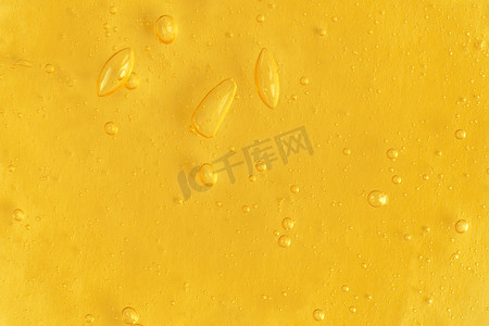 浅色单色背景上带气泡的透明黄色抗菌凝胶的质地