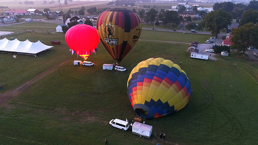 漂浮的热气球摄影照片_阿米什乡村的热气球 26