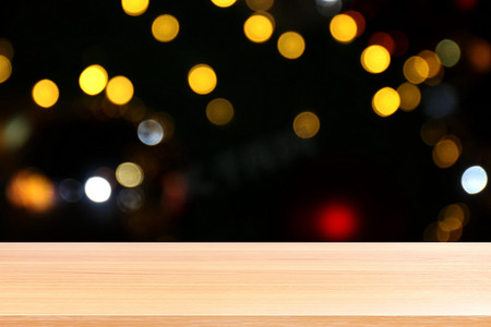 木板在彩色散景光抽象背景上，空木桌地板在抽象散景夜灯多色背景上，木桌板空前彩色散景多色光束灯
