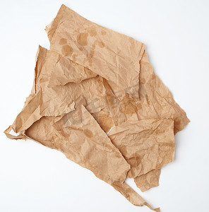 撕碎的皱巴巴的棕色纸片，上面有油渍