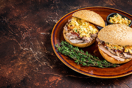 凉拌牛肉摄影照片_拉猪肉汉堡配凉拌卷心菜沙拉。
