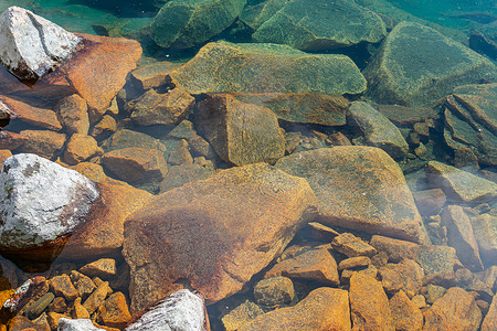 部分在清澈的淡水湖下的沿海石头