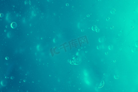 浅蓝色单色背景上带气泡的透明薄荷抗菌凝胶的质地