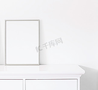 艺术框摄影照片_白色家具上的银框、豪华家居装饰和模型设计、海报印刷和可印刷艺术、网上商店展示