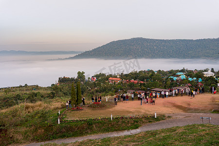 很多人来碧差汶府的考柯观景台看晨雾。