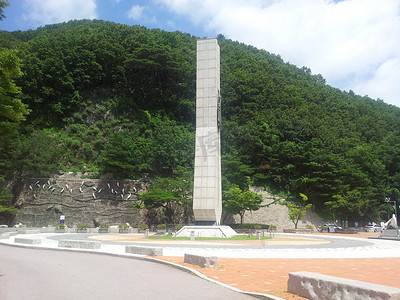 Soyang 女士纪念碑与绿色山脉和蓝色天空的背景。