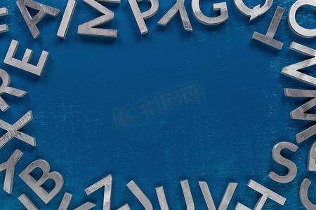 框架模型由经典蓝色背景上的银色金属英文字母字符制成。