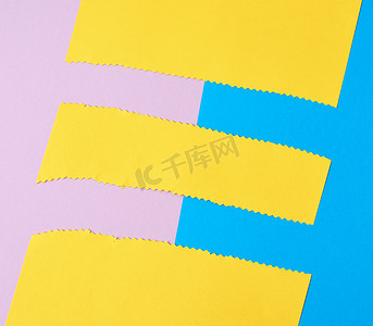 彩色纸的抽象背景，带有 zigz 的黄色条纹