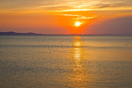 海平线上的史诗般的日落