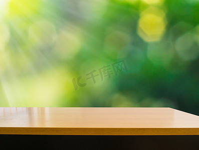 有树叶散景背景的空木甲板桌
