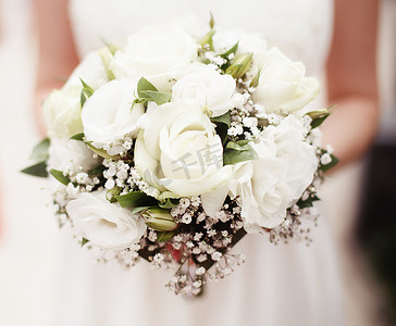 拿着白玫瑰花束的新娘