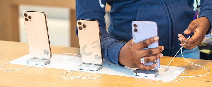 手机新品上市摄影照片_美国佛罗里达州阿文图拉 — 2019 年 9 月 20 日：iPhone 11、11 Pro 和 Pro Max 在苹果新智能手机上市销售时展示