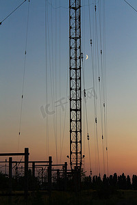 广播电视塔摄影照片_在日落和 t 背景下的广播电视塔