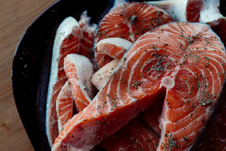 红鱼香料在盘子里烹调海鲜美食