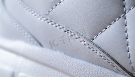 合成织物特写，白色菱形缝线和白色橡胶鞋底。