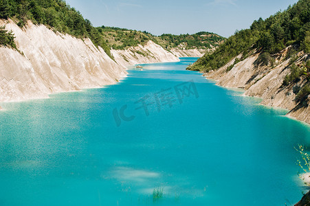 Volkovysk 粉笔坑或白俄罗斯马尔代夫美丽的饱和蓝色湖泊。