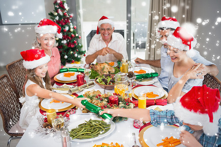 快乐的家庭在餐桌上吃圣诞晚餐