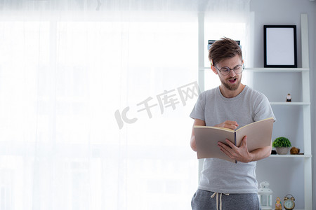 眼镜的帅哥正在看书准备考试和 th