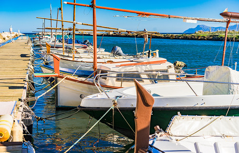 停泊在西班牙马略卡岛海岸木码头的渔船和休闲船
