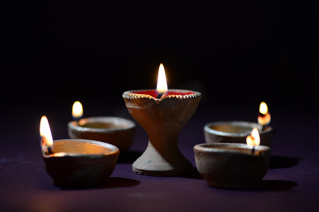 排灯节庆祝活动期间，彩色粘土 Diya（灯笼）灯点亮。