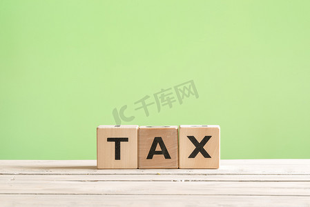 税务标志摄影照片_绿色背景上的税务标志