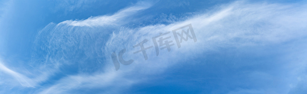 排气摄影照片_全景：在蓝天背景的白色云彩，蓬松纹理， Ab
