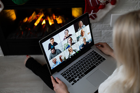 圣诞节那天，一位微笑的年轻女子在社交网络上与家人和朋友进行视频通话。