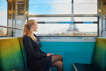 巴黎地铁里美丽的年轻女子