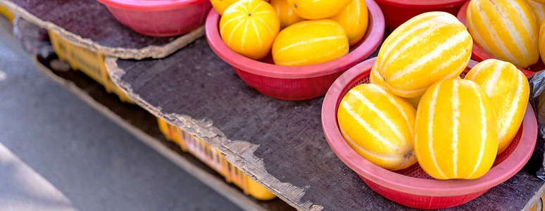 韩国首尔传统市场下午，红色塑料篮子里的美味韩国条纹黄瓜水果食品，收获概念，特写