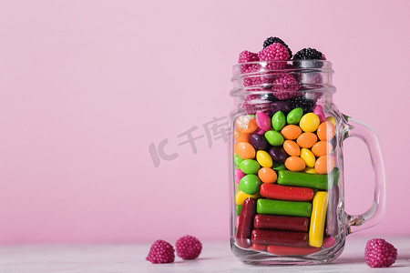 装糖果的玻璃罐。