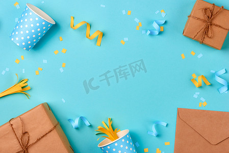 生日派对邀请函摄影照片_蓝色背景中的礼盒和生日派对用品